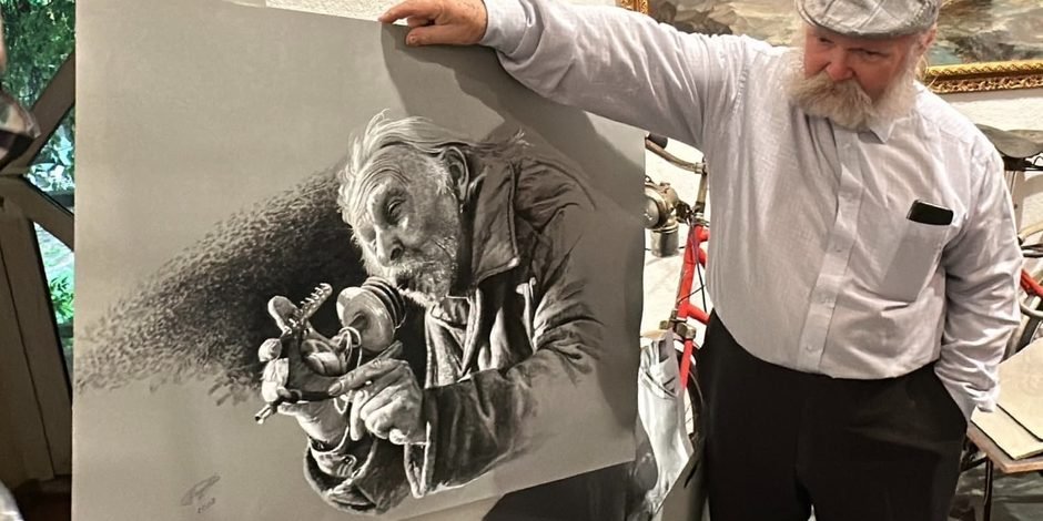 Stanislovas Adomaitis rodo savo paveikslą Elenos ir Stanislovo Adomaičių galerijoje Akmenėje