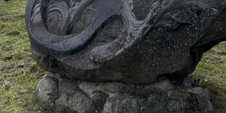 Akmenės krašto mitologinis akmuo su išraižytu ornamentu