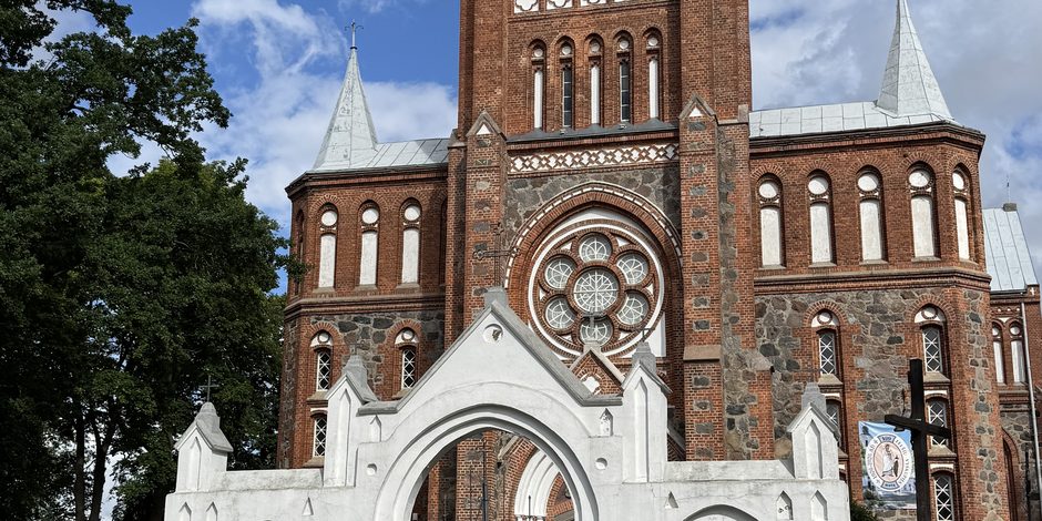 Akmenės Šv. Onos bažnyčia – istorinės ekskursijos po senąjį miestą sustojimas