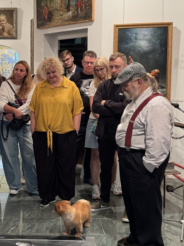 Stanislovas Adomaitis pasakoja svečiams savo galerijoje Akmenėje